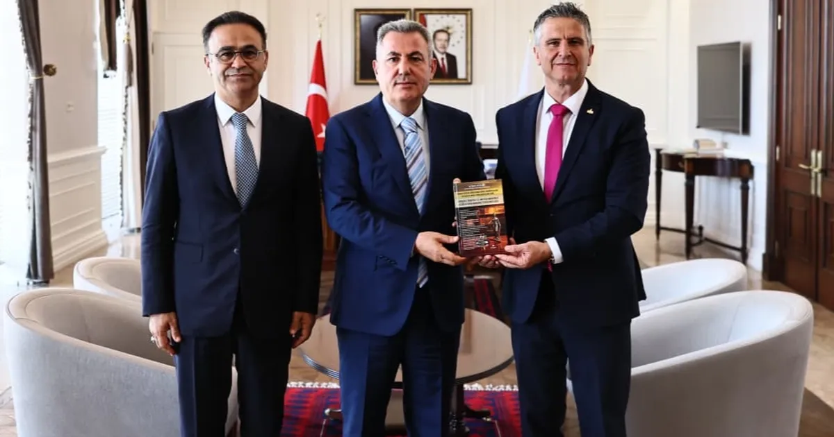 Vali Elban’a İzmir Eğitim Müfettişleri’nden ‘Disiplin Soruşturması’ kitabı