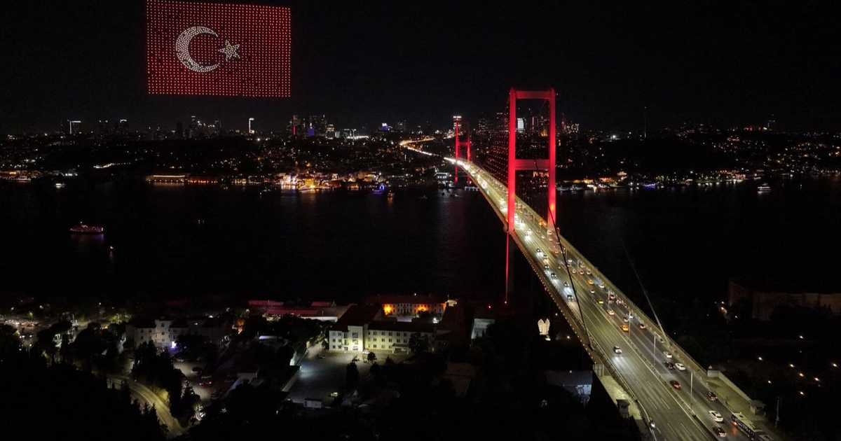 15 Temmuz Şehitler Köprüsü semalarında dronlarla ışık gösterisi büyüledi
