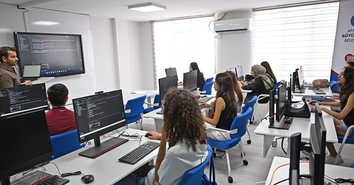 Antalya Dijital Gençlik Merkezi (DİGEM) açıldı