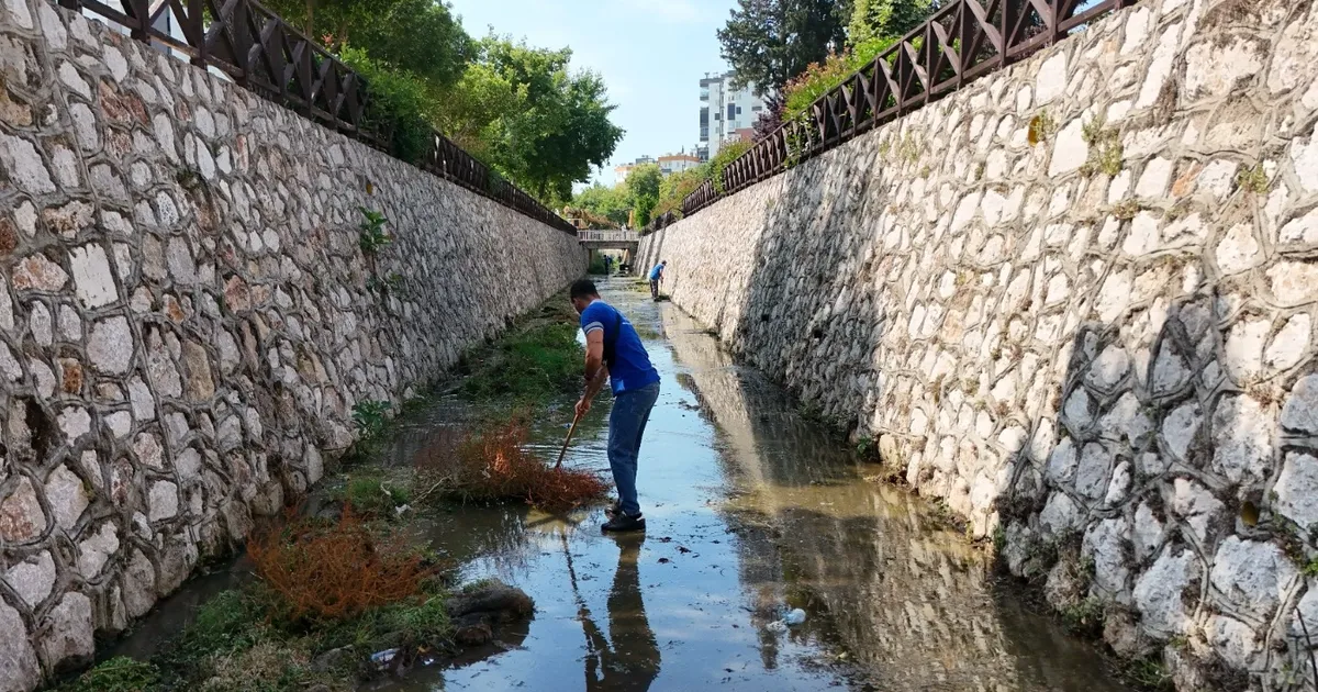 Antalya Konyaaltı’nda kapsamlı kanal temizliği