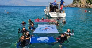 Antalya Muratpaşa Belediyesi’nin gönüllü dalgıç ekibi, belediyenin falezlerde bulunan beş