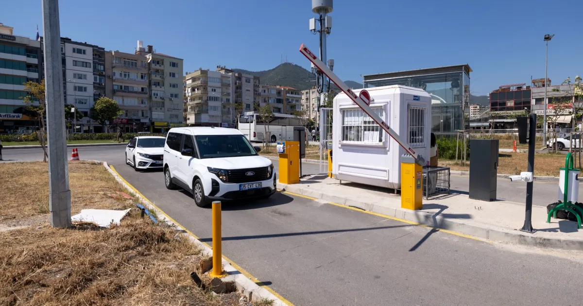 İzmir Büyükşehir Belediyesi’nin Balçova Metro İstasyonu’nda hizmete aldığı yer altı