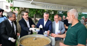 Bursa'da Yıldırım Belediye Başkanı Oktay Yılmaz, Samanlı Mahallesi'nde vatandaşlarla bir