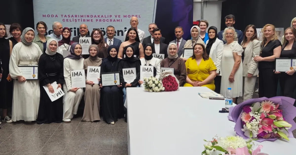 Bursa’da geleceğin moda tasarımcıları sertifikalandı