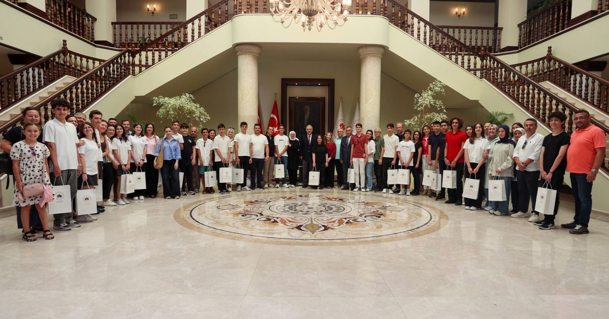 Bursa’nın LGS şampiyonları Vali Ayyıldız tarafından ağırlandı