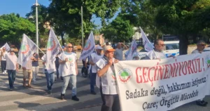 Emekli Sendikaları Platformu'nun ilk ortak eylemi Keşan'da gerçekleştirildi. "Geçinemiyoruz" sloganıyla