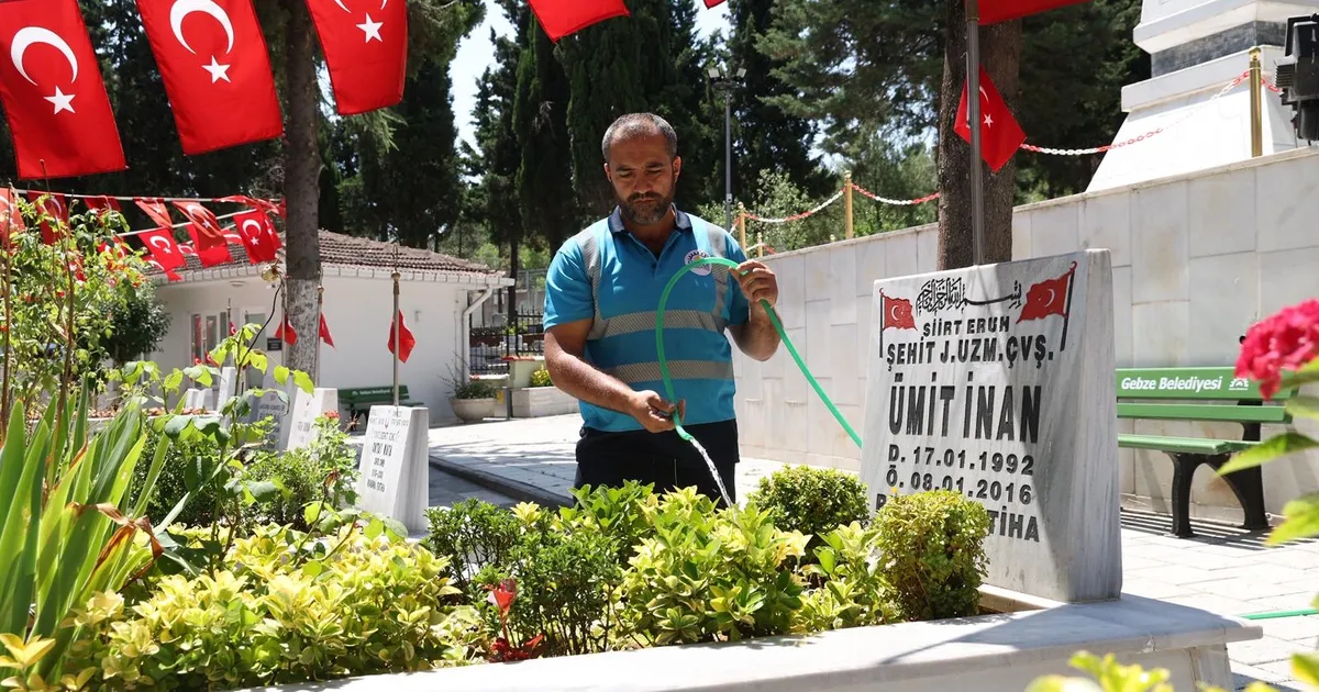 Gebze’de mezarlık ve şehitliklere kapsamlı bakım