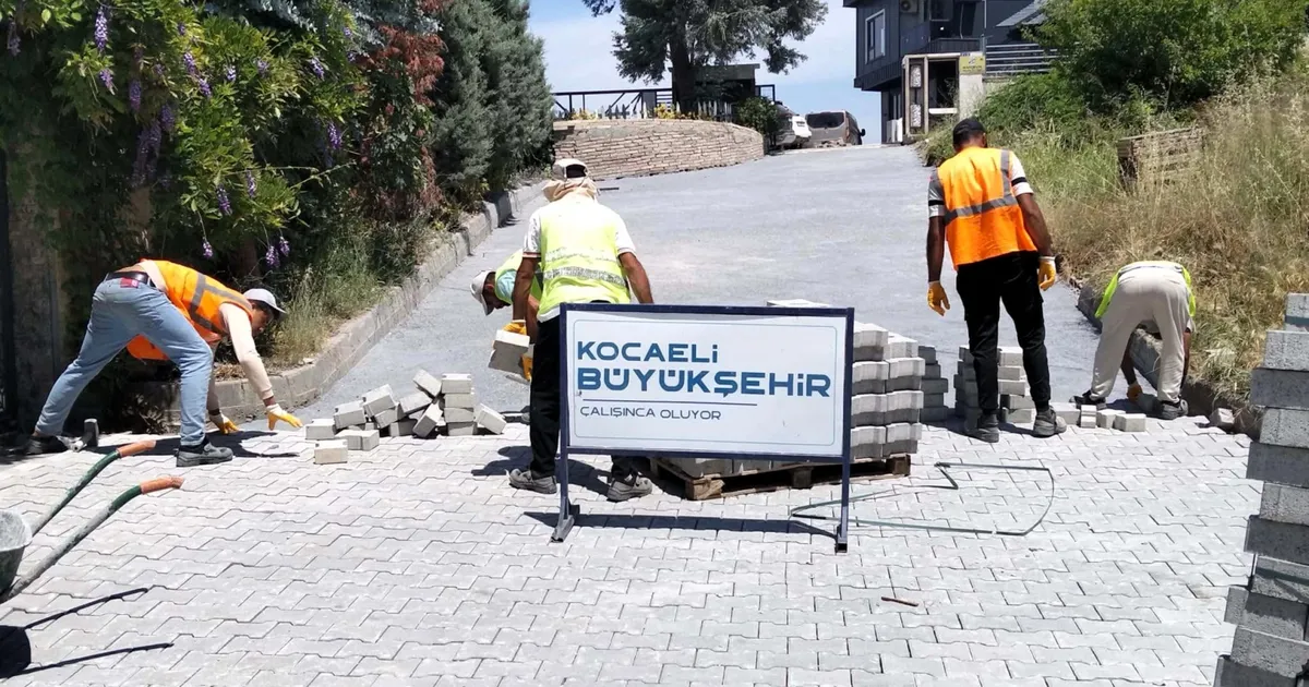 Gölcük Halıdere’de 3 sokakta parke yollar yenilendi