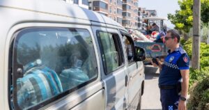 İzmir Büyükşehir Belediyesi ile emniyet ekipleri, yaz aylarında tarım işçisi