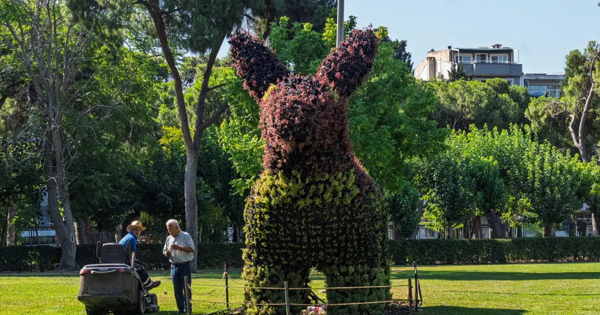 İzmir Kültürpark’taki doğayla şekillenen figürler ilgi görüyor