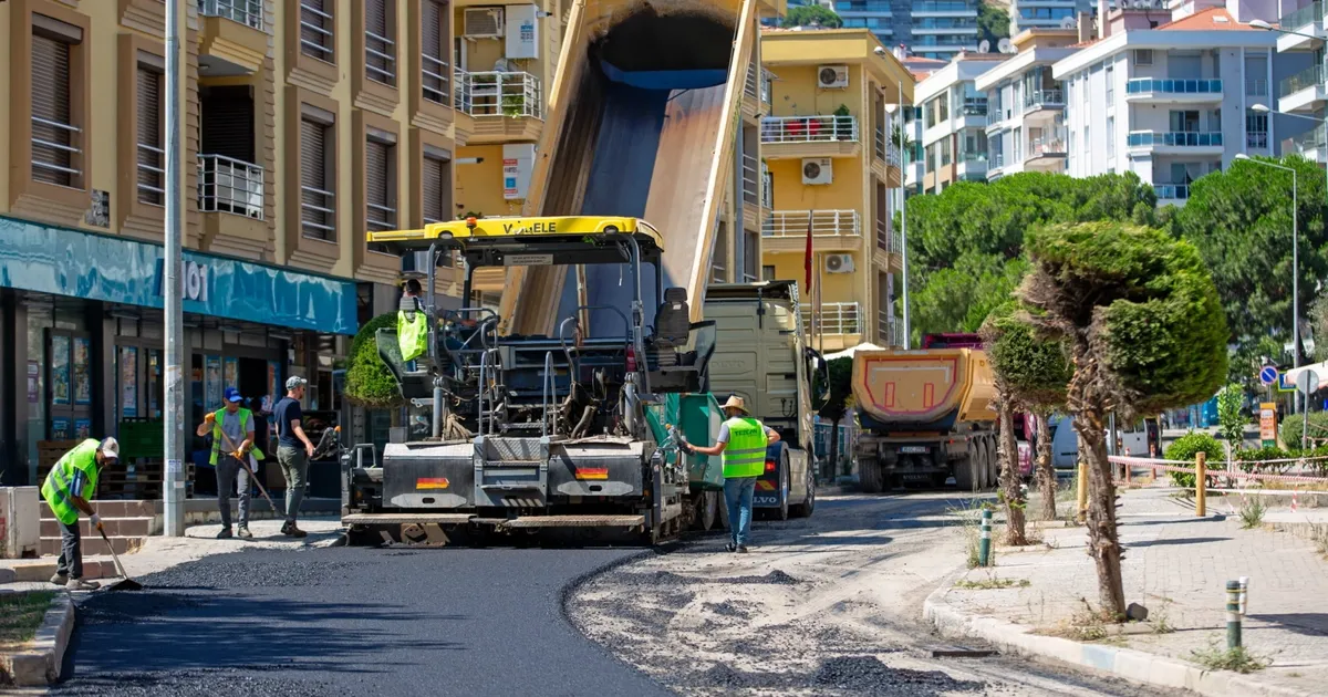 İzmir Narlıdere’de asfalt mesaisi hız kesmiyor