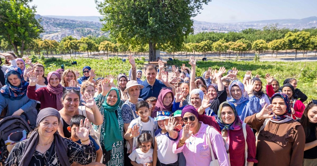 İzmir’de kadın üreticilerden hasat sevinci