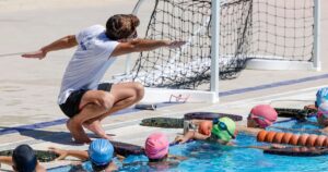 İzmir Büyükşehir Belediyesi'nin yaz spor okulları kapsamında düzenlediği yüzme eğitimleri