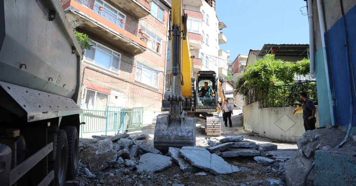 İzmit Belediyesi Kanlıbağ’da beton yolu yeniliyor