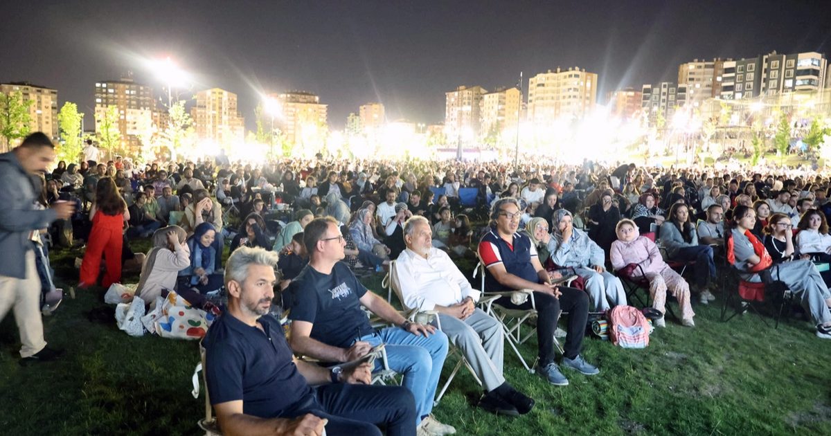 Kayseri Talas’ta yaz akşamları açık hava sinemasıyla renklendi