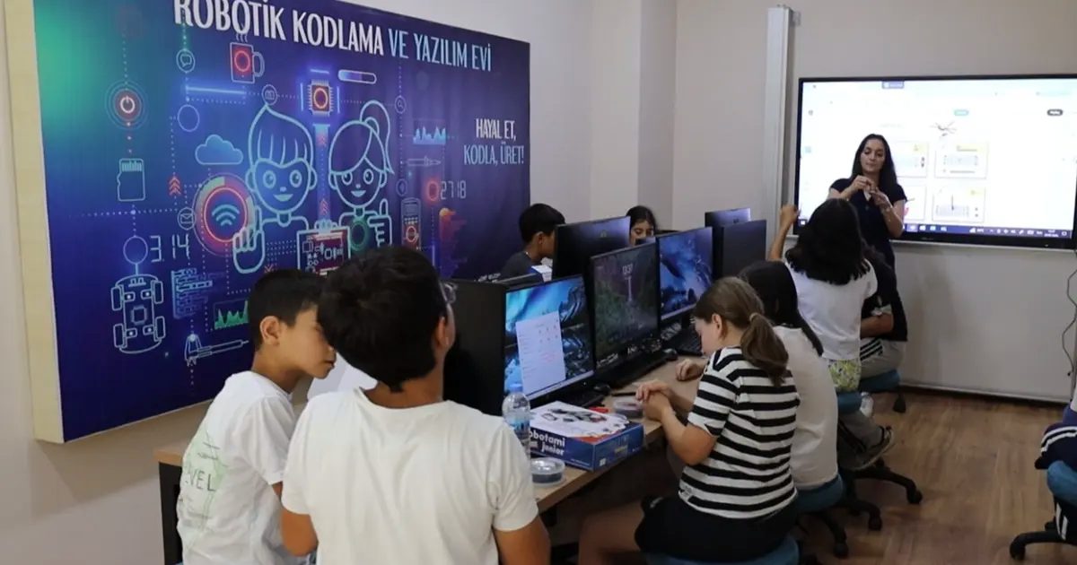 Kocaeli İzmit Belediyesi Robotik Kodlama ve Yazılım Evi’nde eğitimler başladı