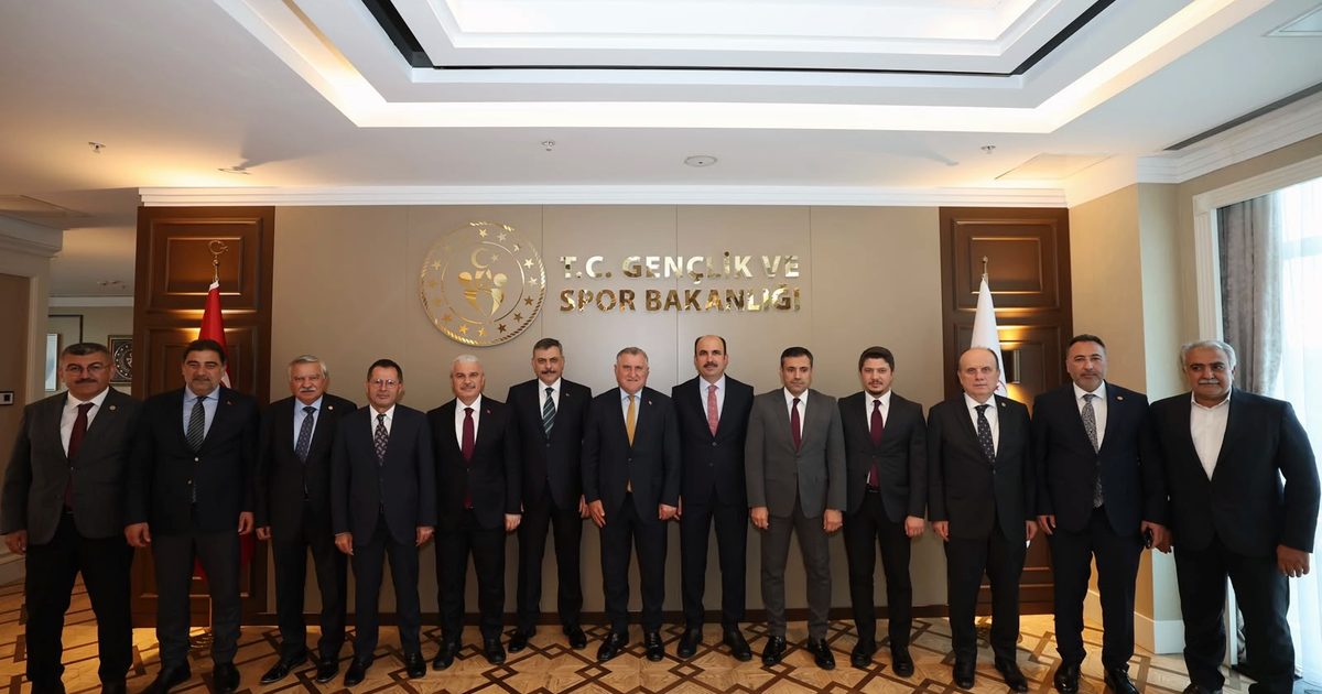 Konya heyeti Bakan Bak ile gençlik ve spor yatırımlarını görüştü