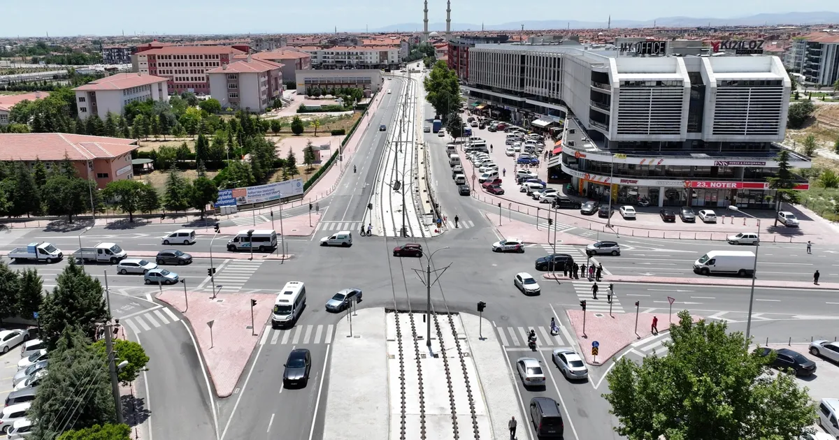Konya’da tramvay hattı enerji montajı sürüyor
