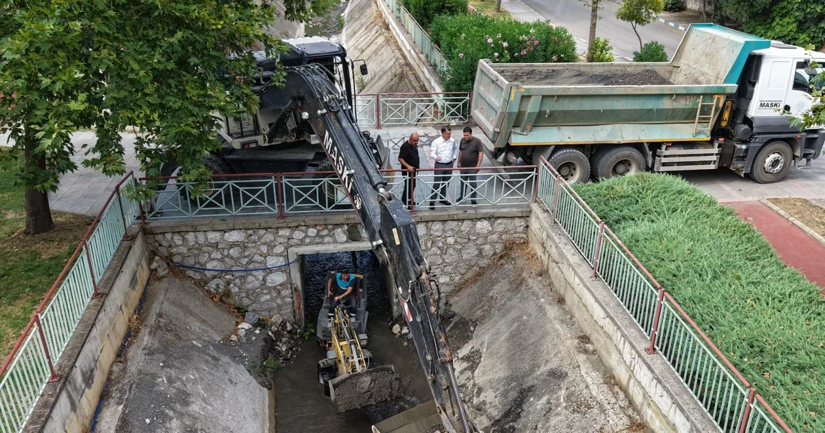 Manisa kent merkezinde dere ve kanal temizliği