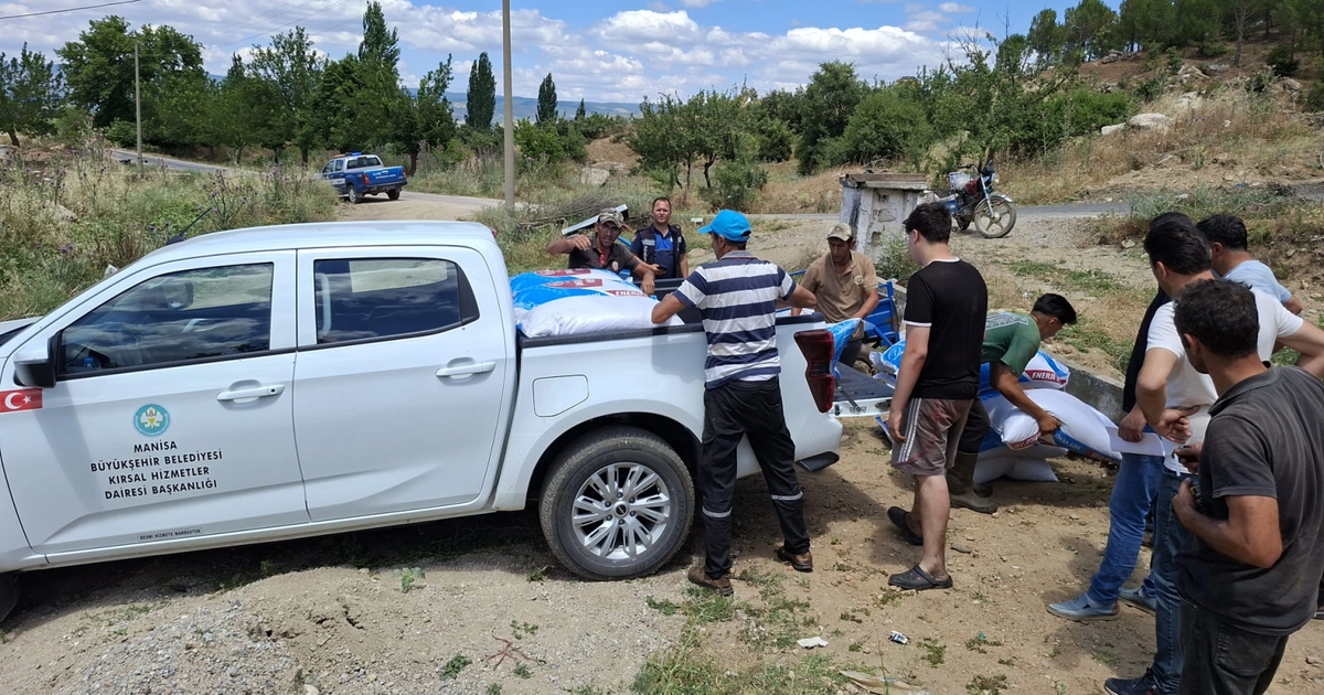 Manisa’da yangından etkilenen Gördesli üreticiye yem desteği