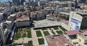 Mersin Büyükşehir Belediyesi, Zafer Çarşısı bölgesinde ruhsatsız yapıların yıkımını gerçekleştirirken,