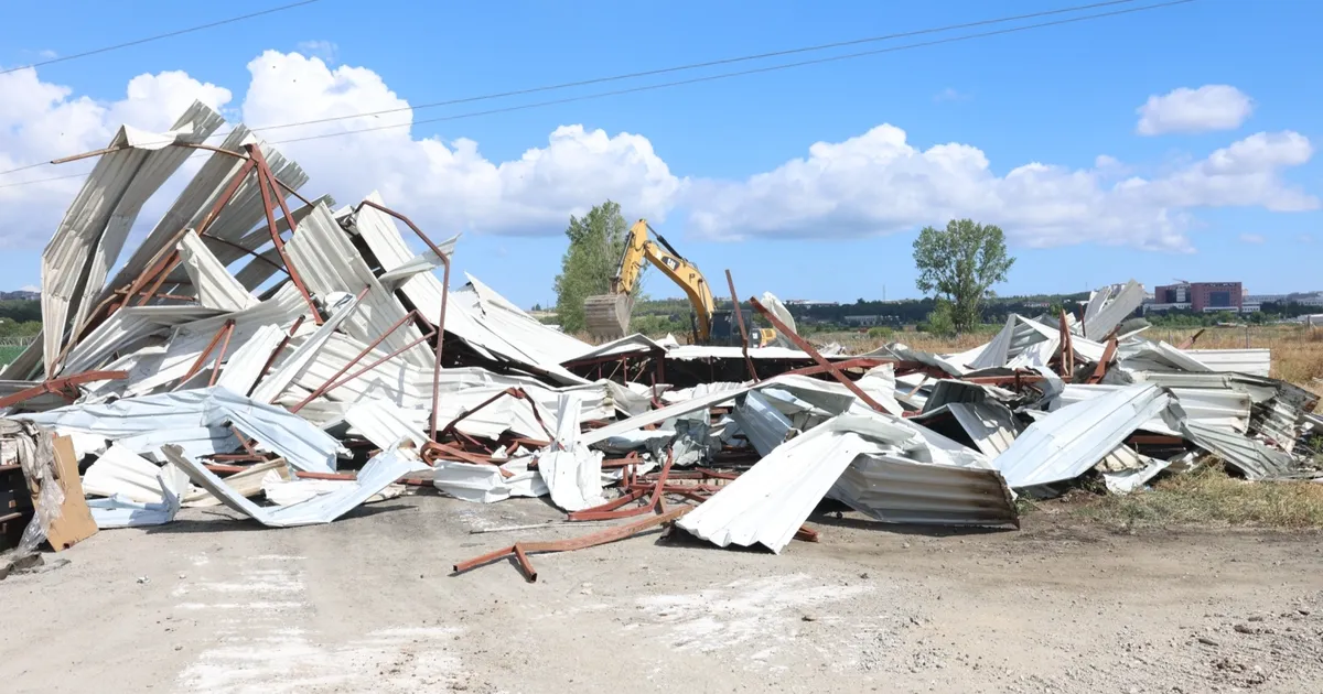 Nilüfer’de toplam 3 bin 300 metrekarelik 3 kaçak yapı yıkıldı