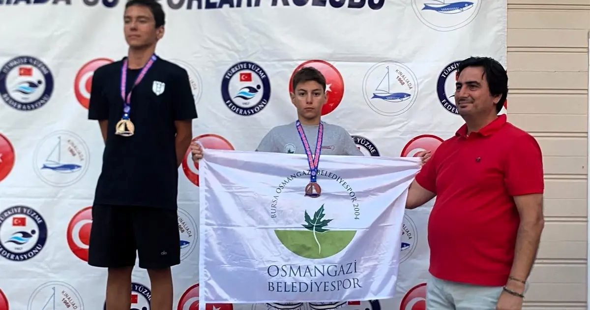 Osmangazi’nin genç yüzücüleri kürsüyü bırakmadı
