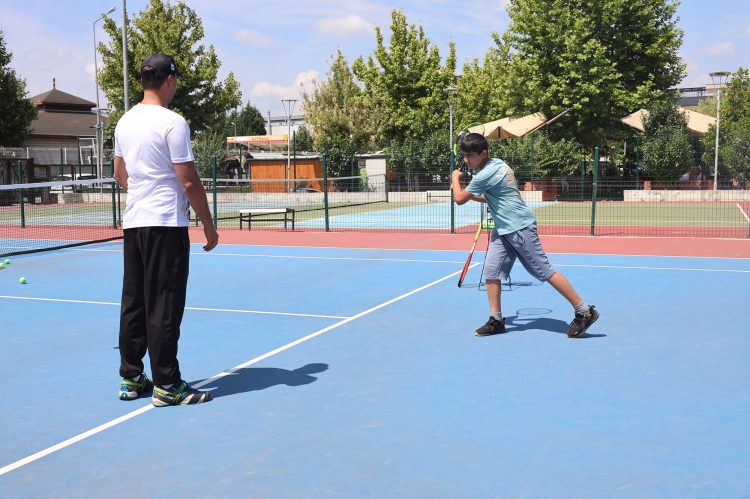 Sakarya’da Yaz Tenis Kursu’na yoğun ilgi