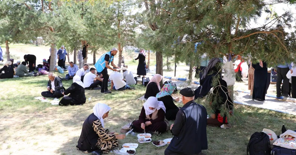 Yaşlı bireyler Van Gölü kıyısında huzur buldu