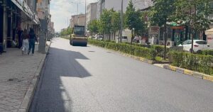 Ağrı'da Doğubayazıt Belediyesi, Uluyol Mahallesi’nin önemli güzergâhlarından Ağrı Caddesi’nde yürüttüğü asfalt
