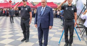 Ankara Keçiören’de cadde ve meydanlar Türk bayraklarıyla donatılırken, 30 Ağustos