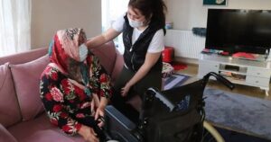 Finike’de güzellik merkezi işleten Zeynep Göral, sosyal sorumluluk örneği bir
