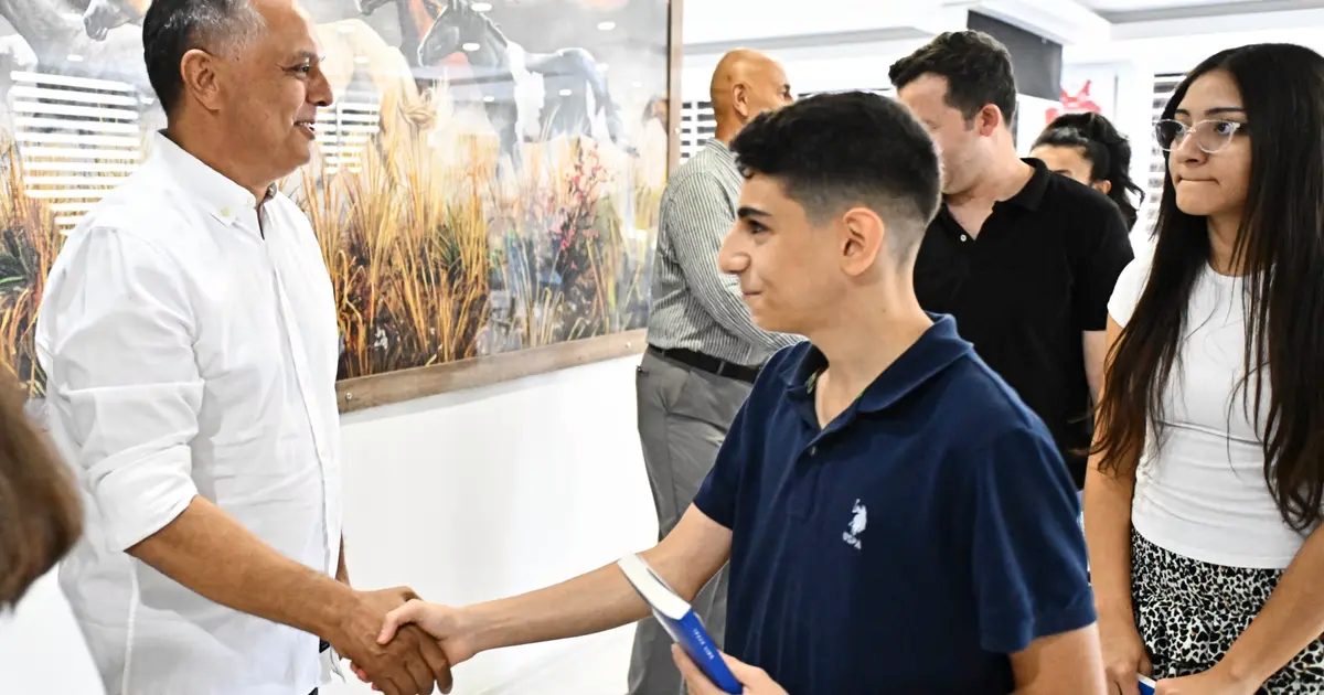 Antalya Muratpaşa’da başarılı öğrenciler hediye çekiyle ödüllendirildi