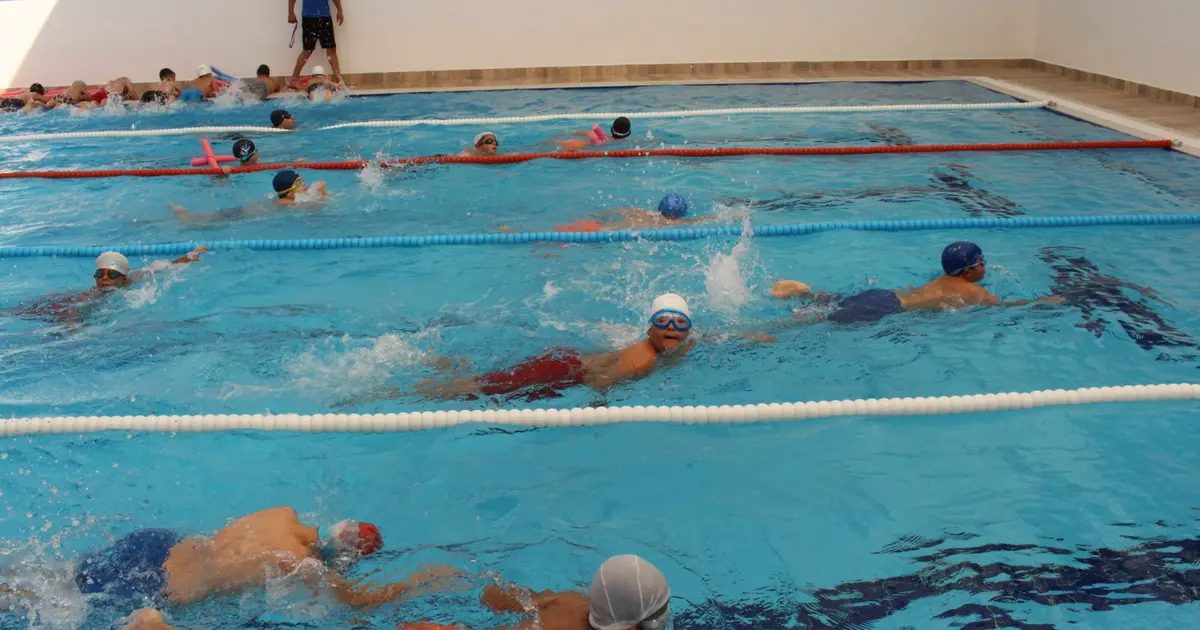 Antalya’da vatandaşlar eğitmenler eşliğinde yüzme öğreniyor