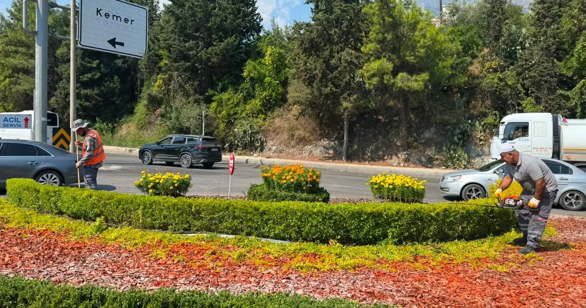 Antalya’da yeşil alanlarda genel temizlik ve bakım yapıldı