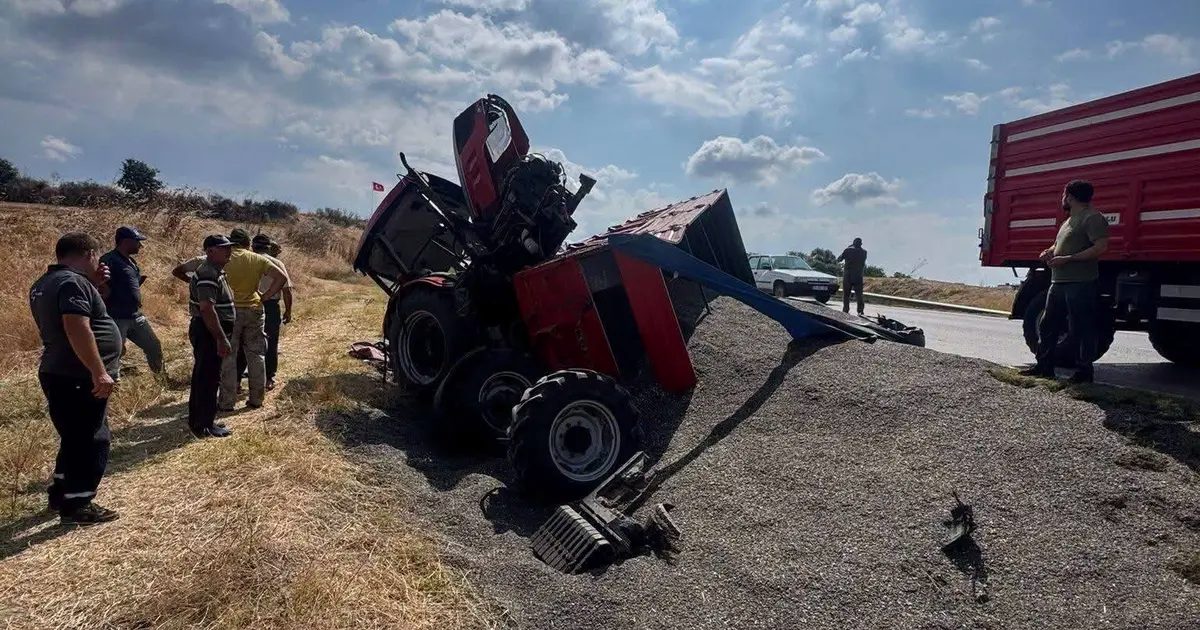 Ayçiçeği yüklü römork devrildi: 2 yaralı