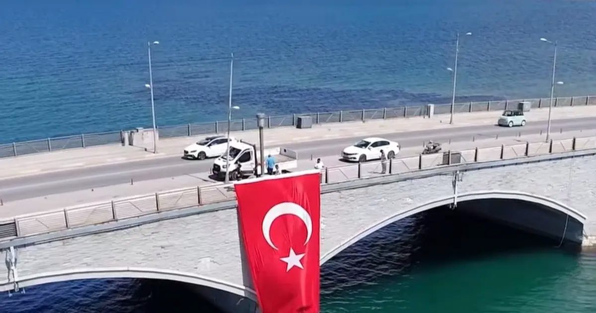 Ayvalık kırmızı beyaza büründü