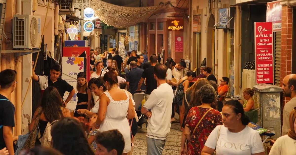 Ayvalık’ta üretici ve el emeği pazarı renk katıyor