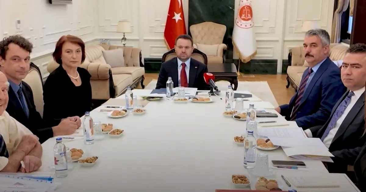 Bakan Gürlek Mumcu ailesiyle görüştü