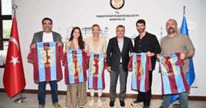 “Sevdam Karadeniz” dizisinin ekibini makamında ağırlayan Trabzon Büyükşehir Belediye Başkanı