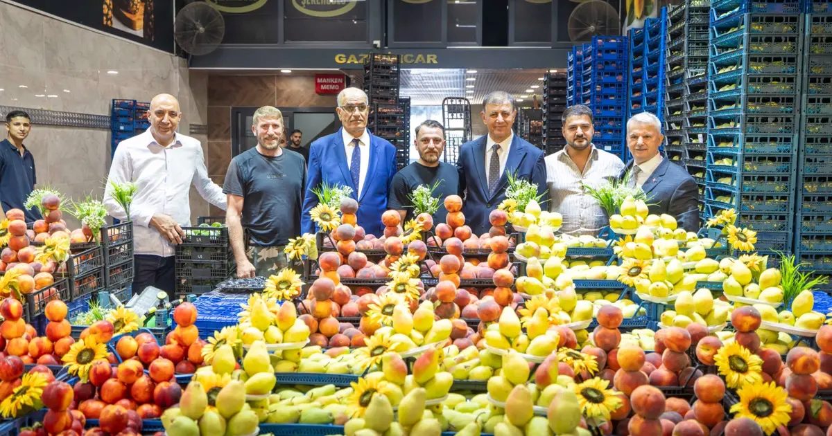 Başkan Tugay İzmir’in hal esnafıyla buluştu