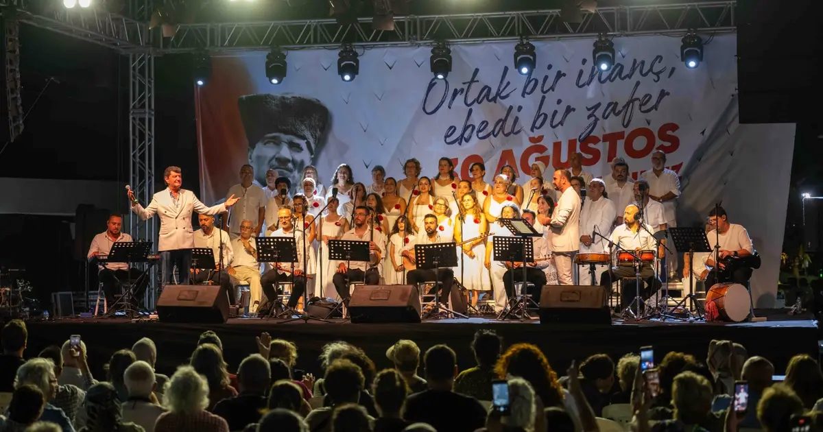 Bornova Büyükpark’ta bayrak denizi ve türkü şöleni