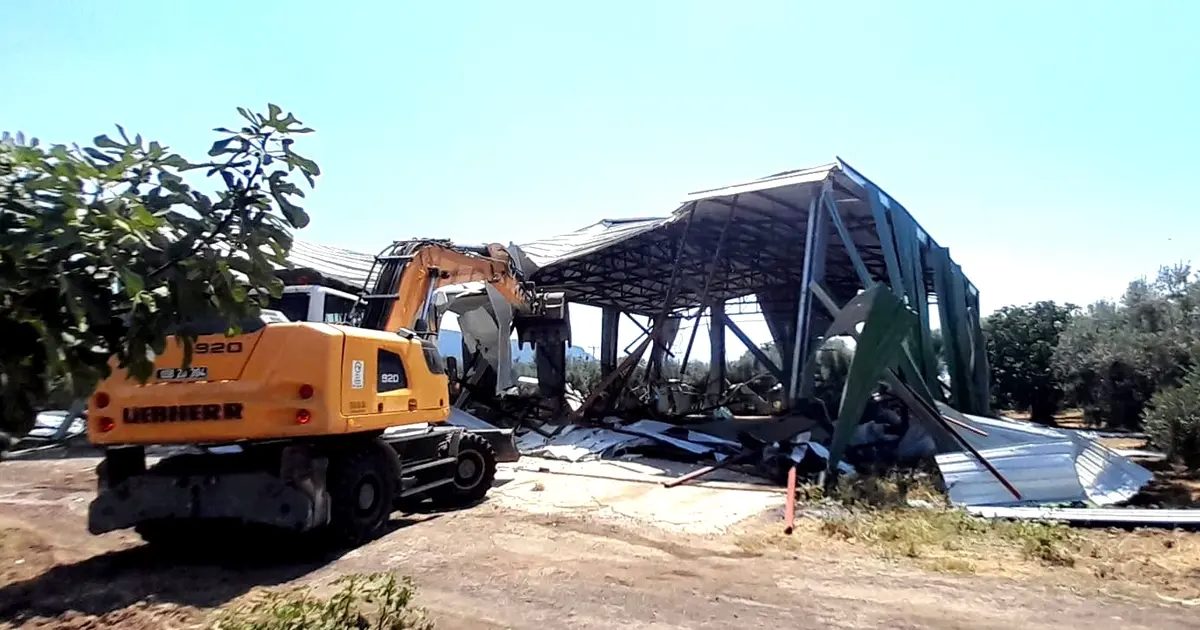 Bursa Osmangazi’de tarım alanına kaçak yapılan depo yıkıldı