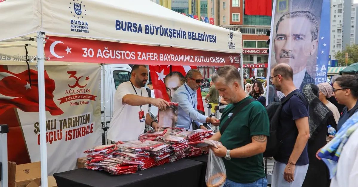 Bursa’da Zafer coşkusu ay yıldız ile taçlandı