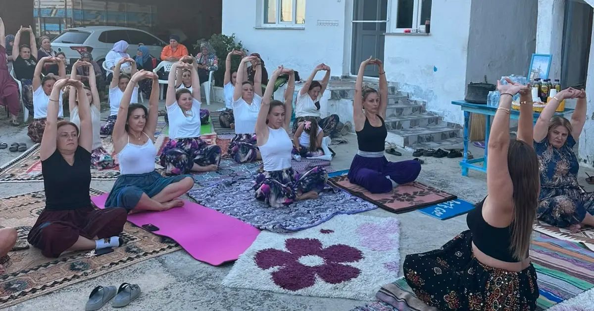 Çanakkale’de şalvarla yoga yaptılar!