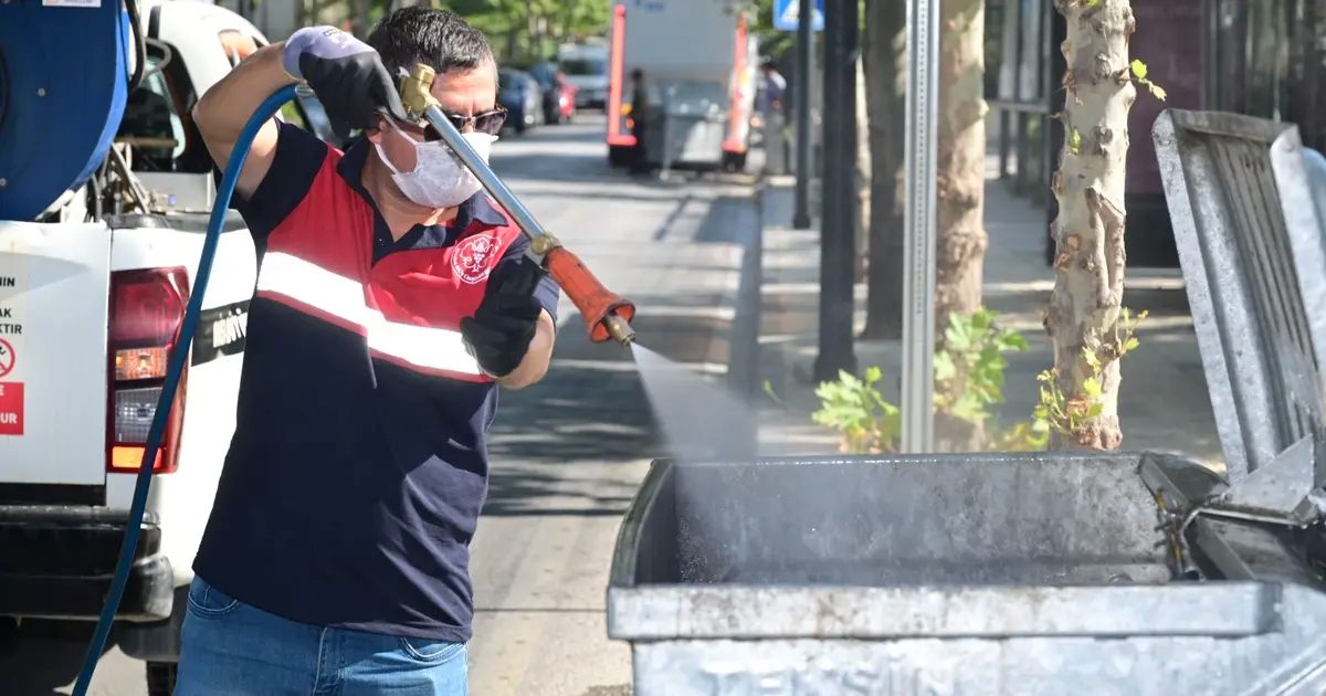 Çöp konteynerlerinde temizlik ve ilaçlama seferberliği