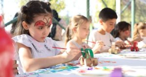 Gebze Belediyesi’nin yaz boyunca farklı parklarda çocuklarla buluşturduğu “Atölyem Parkta”