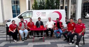 Hopa Kaymakamı Uğur Karakaya, Hükümet Konağı önünde kurulan mobil Türk