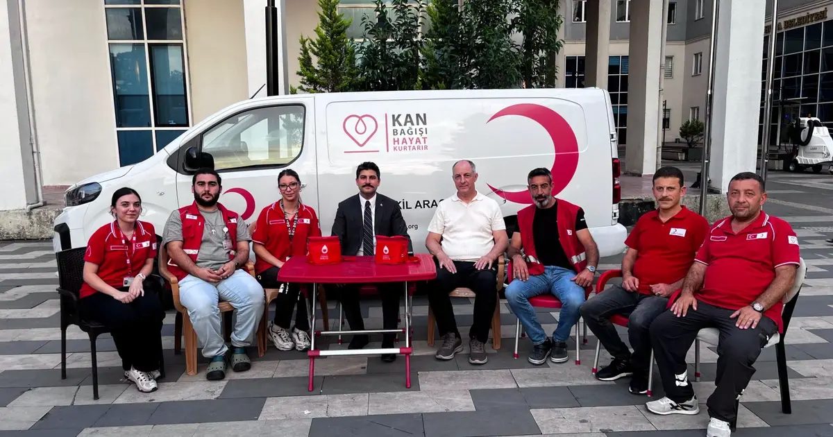 Hopa Kaymakamı Karakaya’dan kan bağışı aracına ziyaret