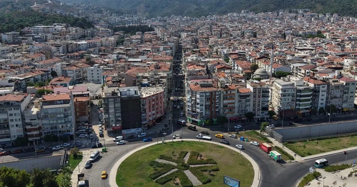 İzmir Balçova’nın caddeleri “çiçek gibi” oldu